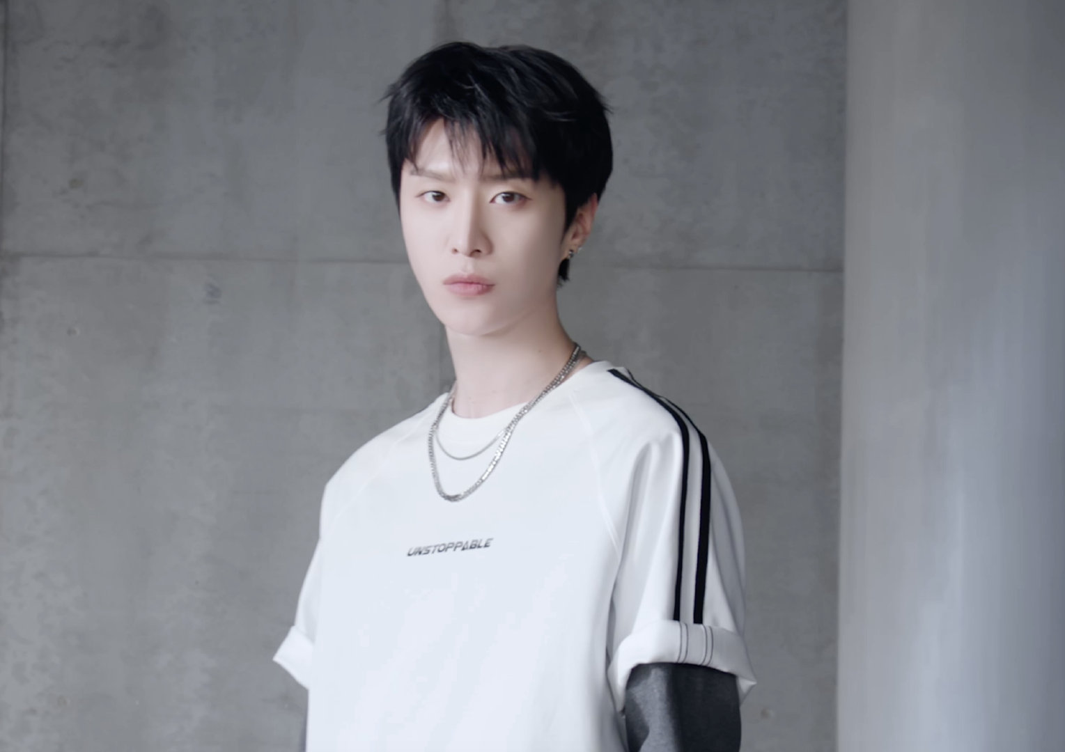 范丞丞轻氧感穿搭 自带夏日轻氧buff的穿搭范本来了，干净舒展、自在随性，不刻意