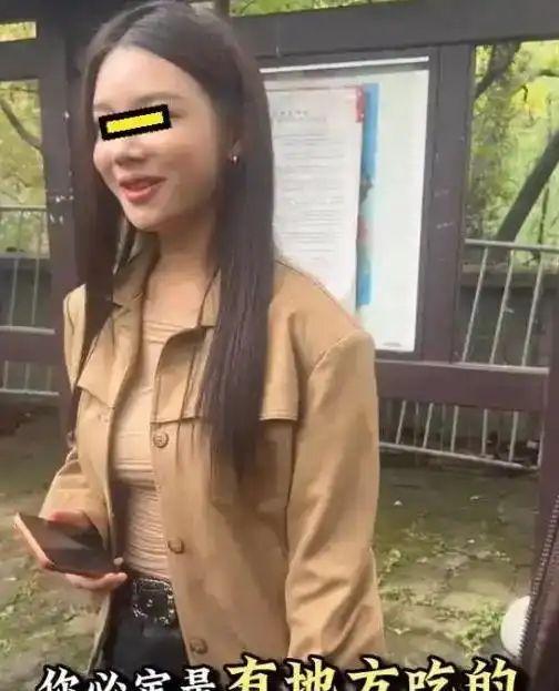 一身卡其色风衣、气质出众的38岁女士在街头说出自己的择偶想法，直言愿意拿出五万，