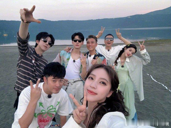 刘宇宁龚俊好会扭刘宇宁龚俊扭腰舞笑出八块腹肌！"丹东舞王"扭得随性洒脱，龚俊用美