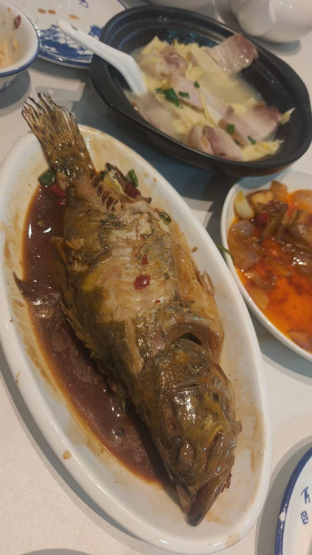 到徽州，不尝尝臭鳜鱼，那就是白来了。

“尝尝我们的臭鳜鱼？保证吃了一次忘不掉。