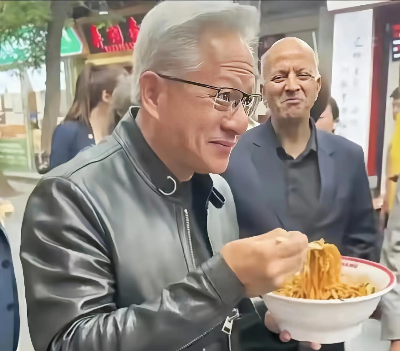 黄仁旭玩疯了，从南锣鼓巷到什刹海。炸酱面喝豆汁从白天吃到晚上
黄仁勋这次在北京的