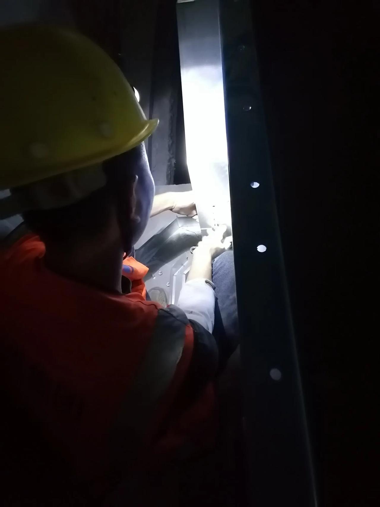 大家好，我是水电工星仔，设备要动，真的是牵一发而动全身。
它这一动，我们桥架就要