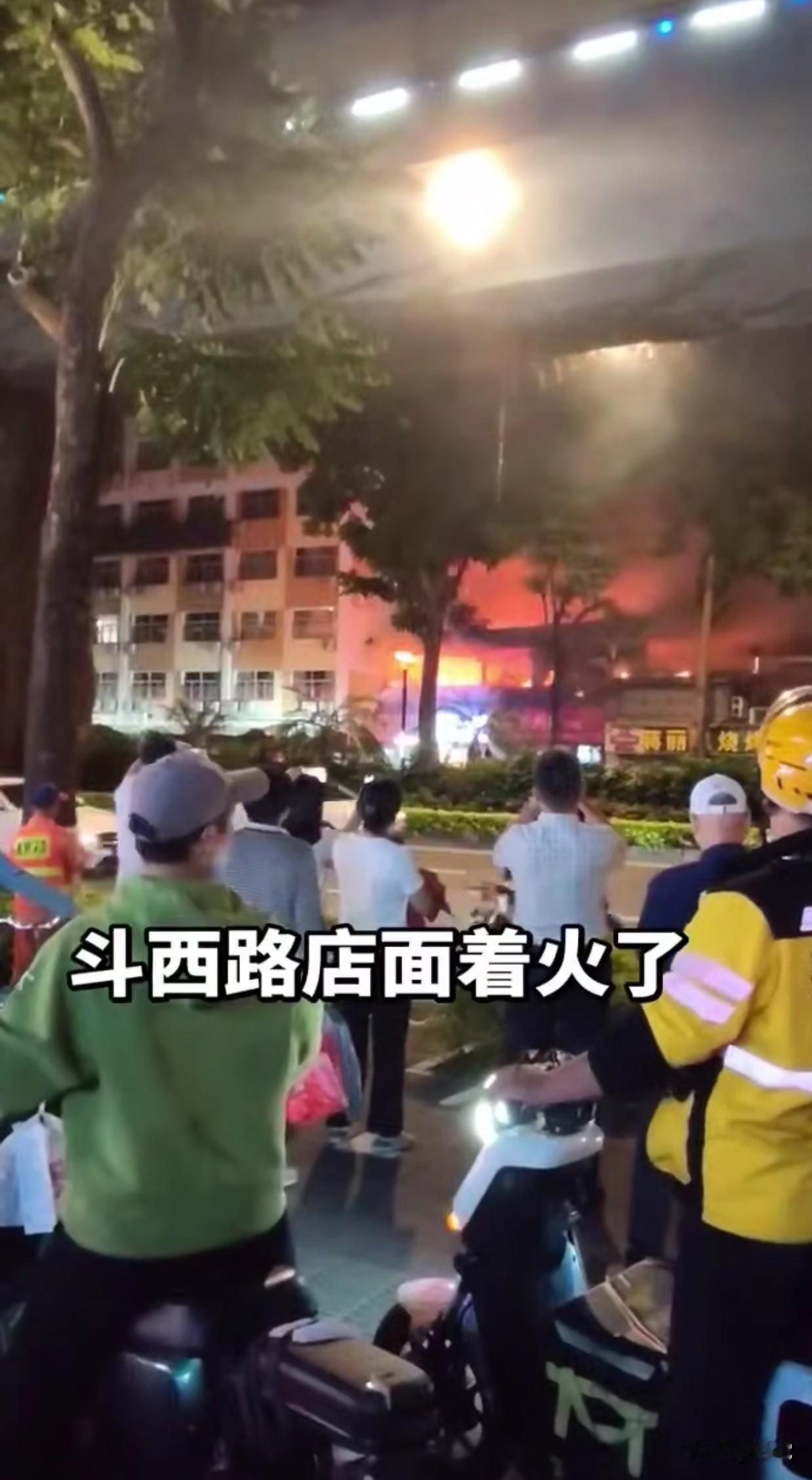 11月14日晚 
福建厦门斗西路一餐饮店突发火灾
火势异常凶猛
店主恐怕是损失惨