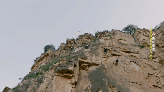杨超越孙艺洲峭壁诗仙 孙艺洲的一声“吼”声犹如原始野人的号召，而杨超越却从容接下
