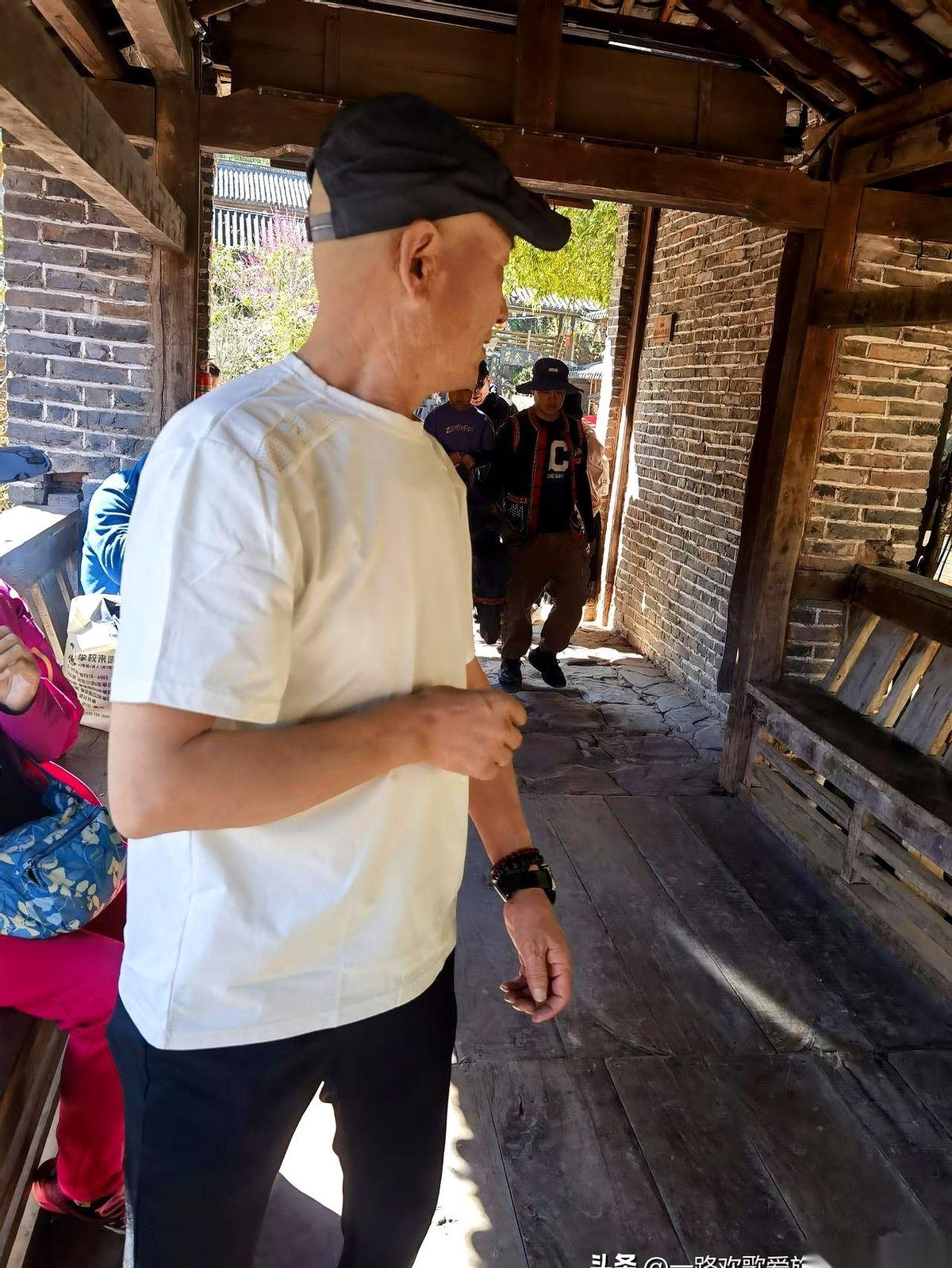 “9万8！59岁的老哥，就问你一句，这钱到底掏不掏？”
村里大喇叭一喊，我哥手里