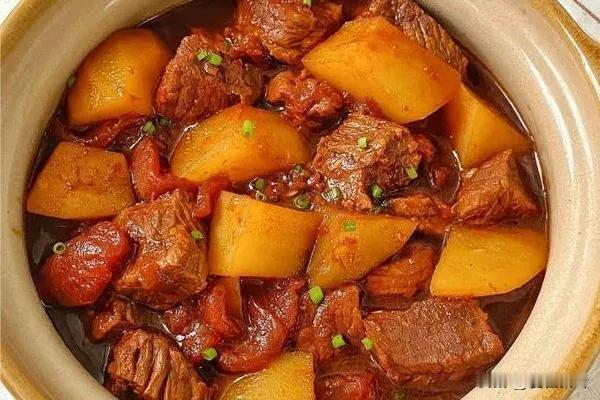 我推荐的过冬必备美食——‌热腾腾的炖牛肉‌。
【推荐原因】‌①营养丰富‌：牛肉富