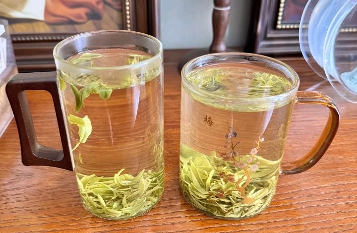 于是
在这个午后   我倒了两杯茶
一杯给热闹喧嚣的陈花花
应付人间烟火
另一杯