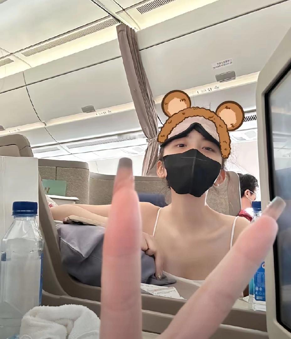 你说司晓迪图钱吗？
她接触这么多男生，难道就是图颜吗？
她飞去对方城市的机票应该