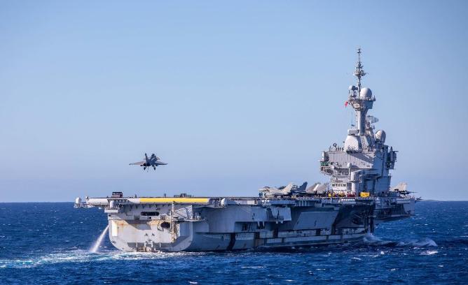 法国闹了个大笑话！福特号撤退后，法国人悄摸摸派了戴高乐号刷存在感，结果一名水兵在