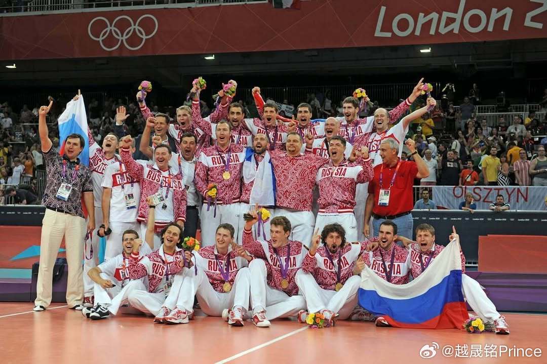 🔵⚪️🔴 还记得2012年伦敦奥运会俄罗斯男排史诗般的胜利夺冠吗❓这张照片中
