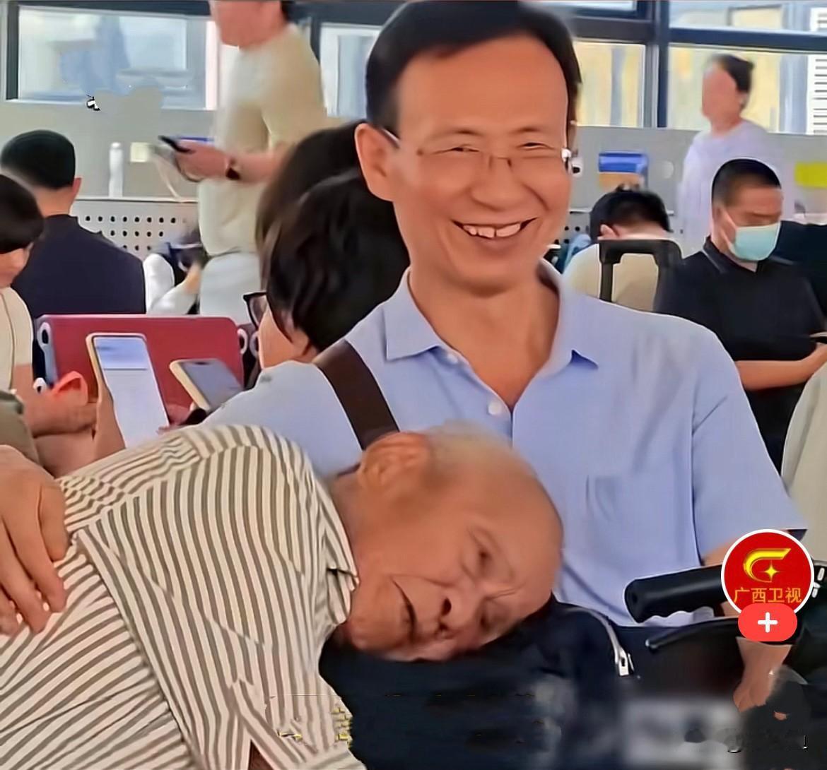 近日，北京西站第九候车室，一幕安静又治愈的画面，温柔了所有人……
       