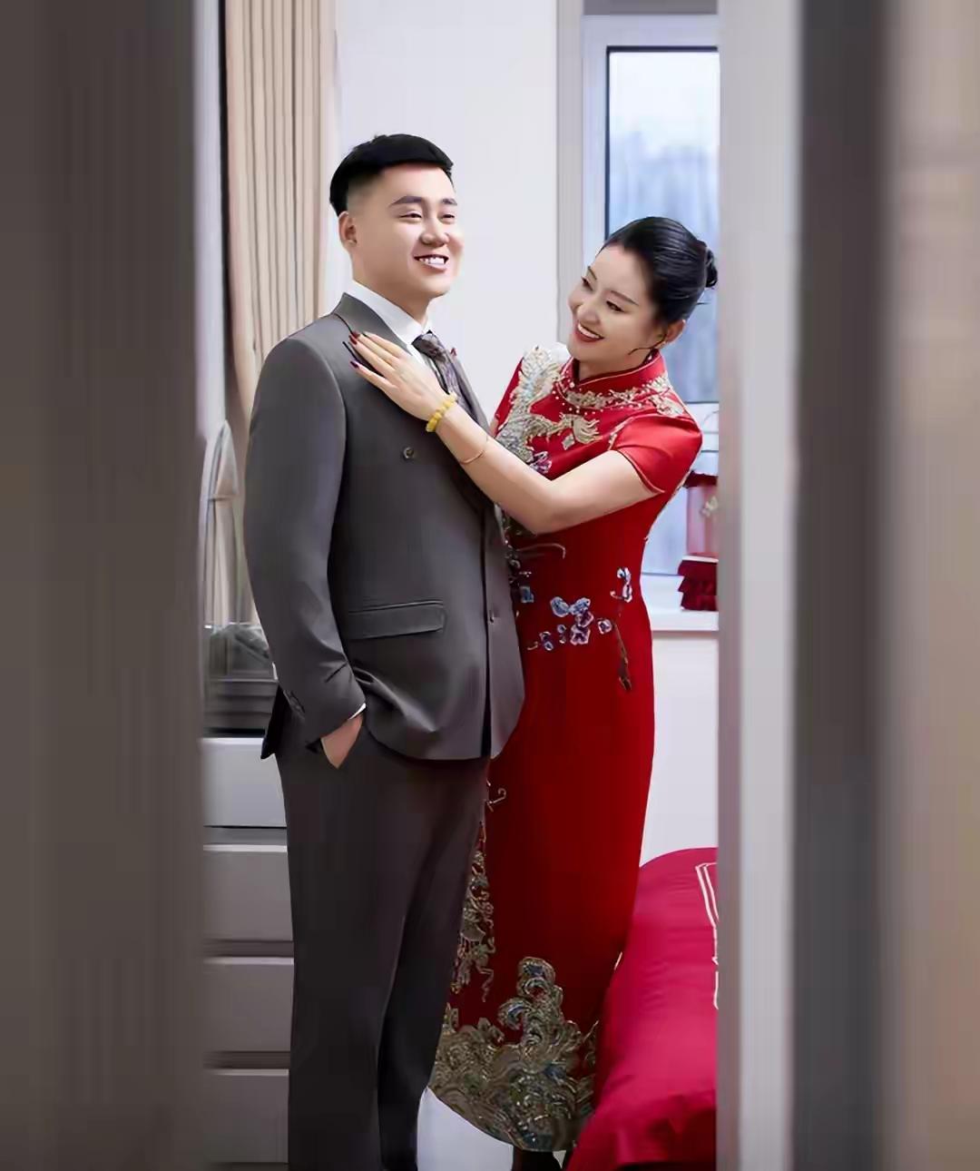好白菜让猪拱了
单位一个同事结婚，我应邀参加了婚礼。我把同事小俩口在婚礼上的照片