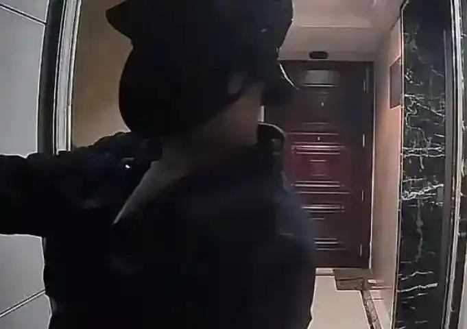 12月26日，杭州一小区惊现蒙面男子挨家挨户撬门，引发居民恐慌。警方迅速行动，成