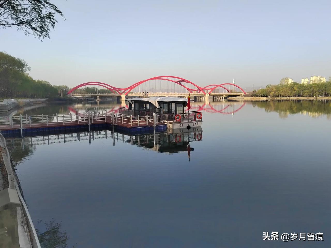 美丽湖畔风景春日淇河畔的早晨。