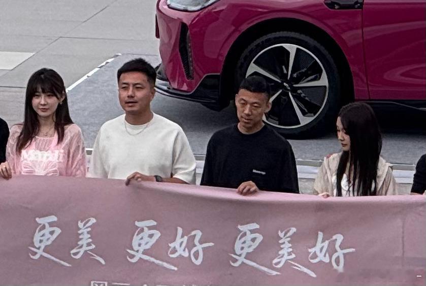 和岳子参加个试驾活动，左右两侧都是大美女，很端庄。就我俩跟没睡醒似的