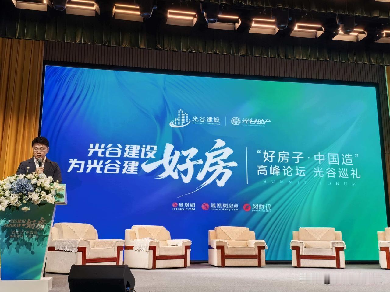 现在房地产老板转型转行很难受

房地产资本密集，动辄几个亿几十亿的买卖，血脉贲张