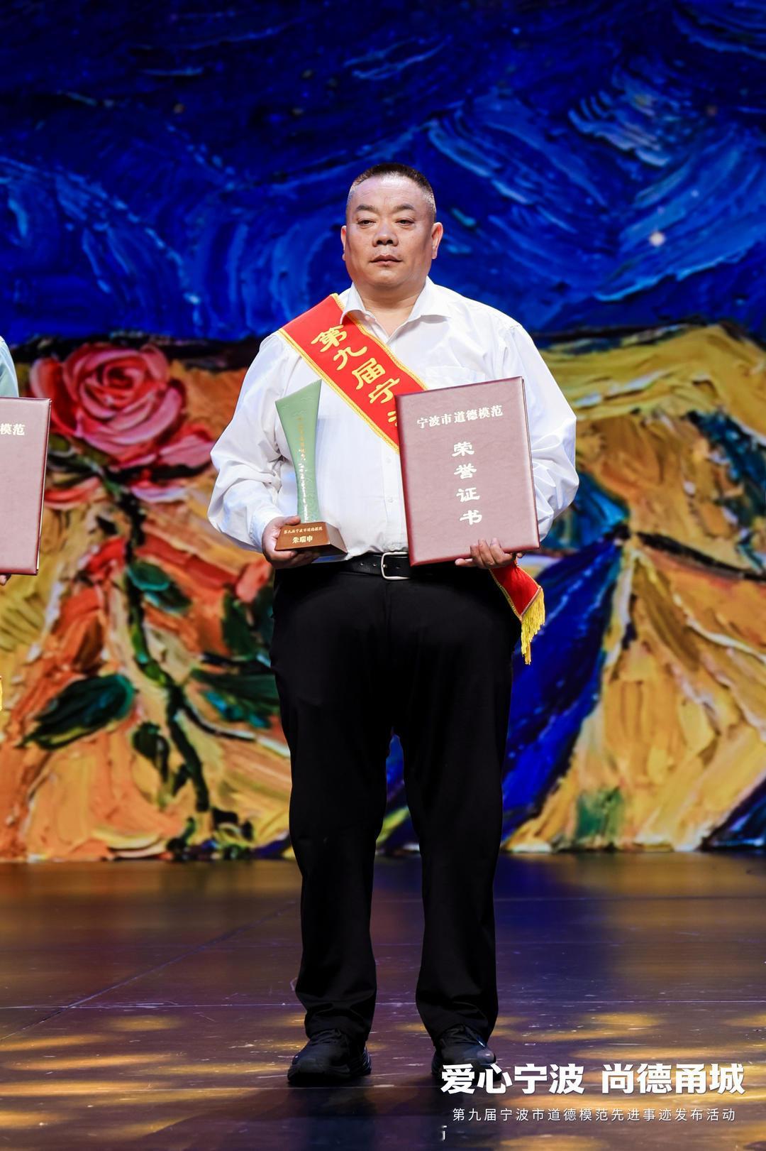 此心安处是吾乡的北仑温度一座城市的精神海拔，由一个个平凡的善举垒成。追光的你 集