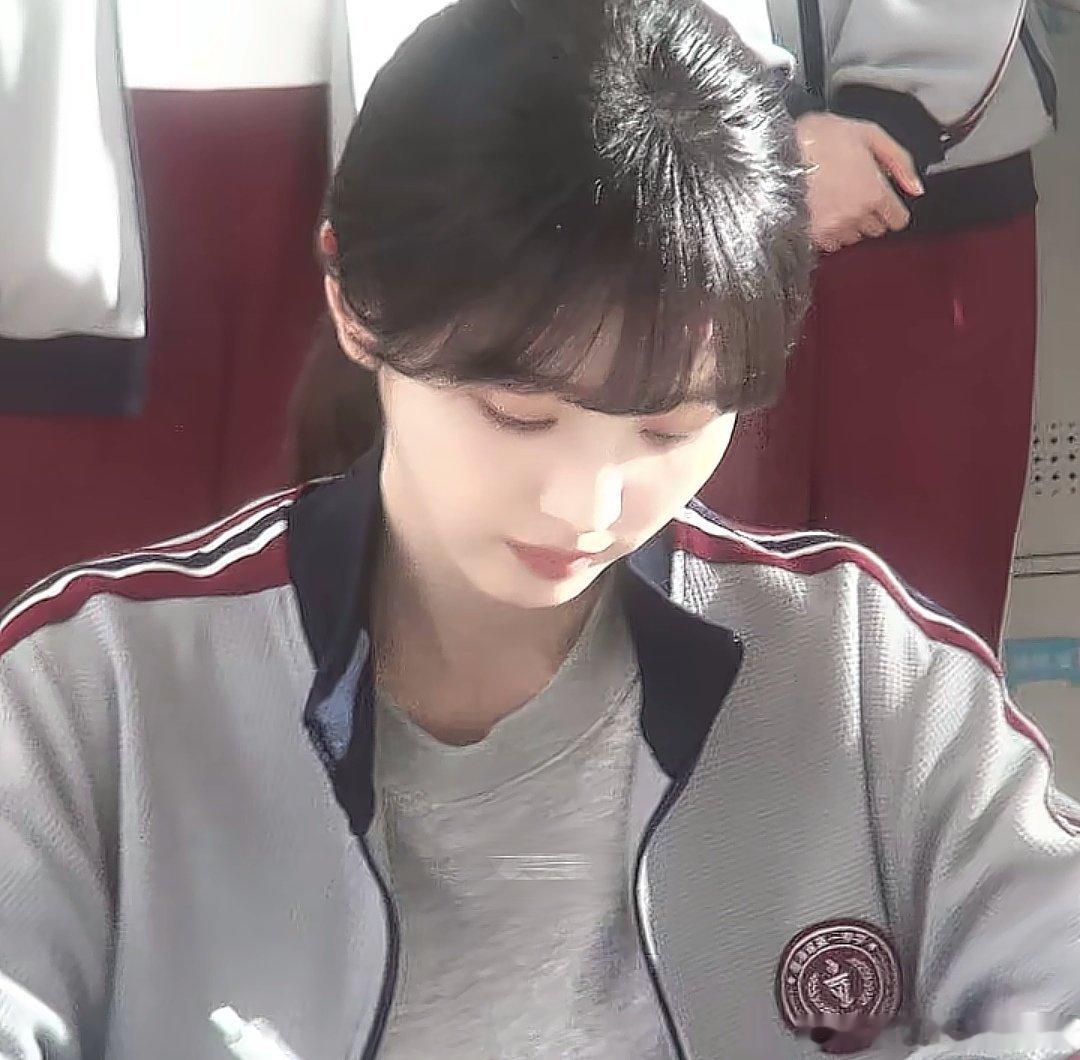 田曦薇高智感学姐天才女友 田曦薇解锁高智感学姐林知夏，清醒聪慧的气质格外抓人，少
