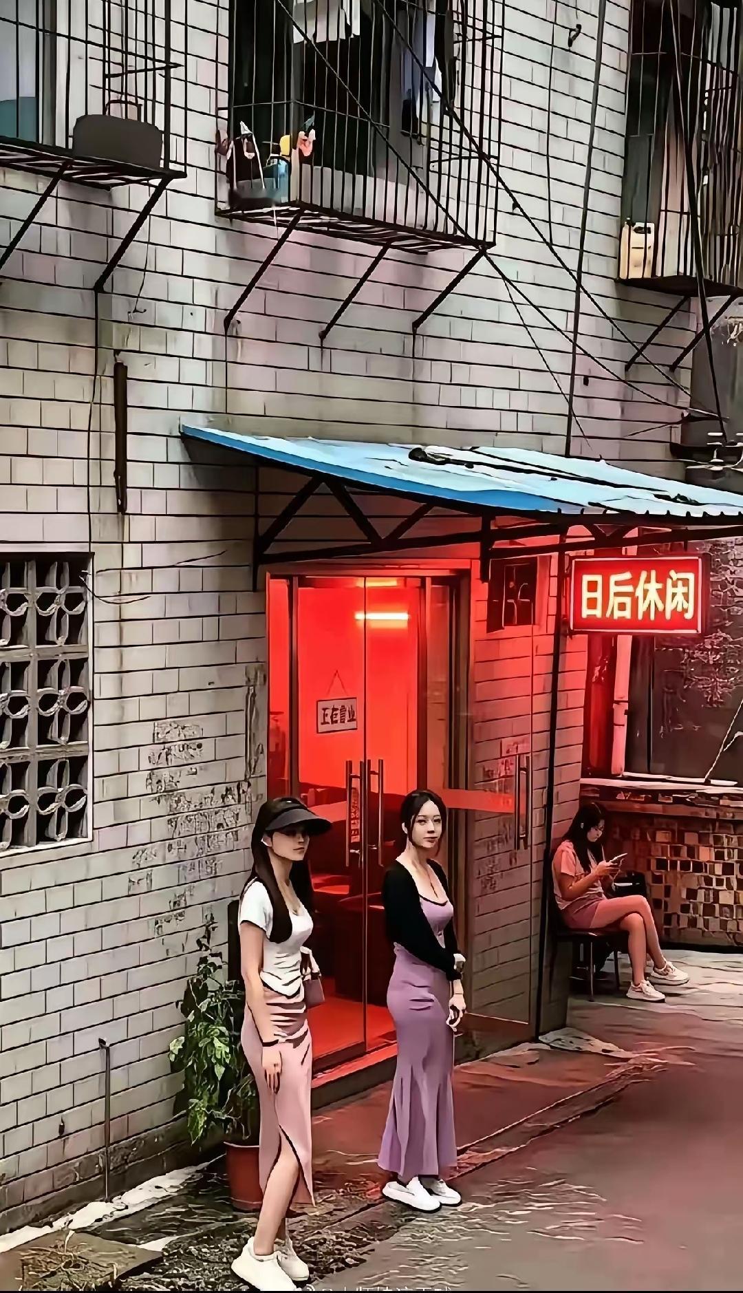 大白天的，如果路遇陌生年轻女子向您打招呼，您会有何反应？
我是真被吓了一跳。今天