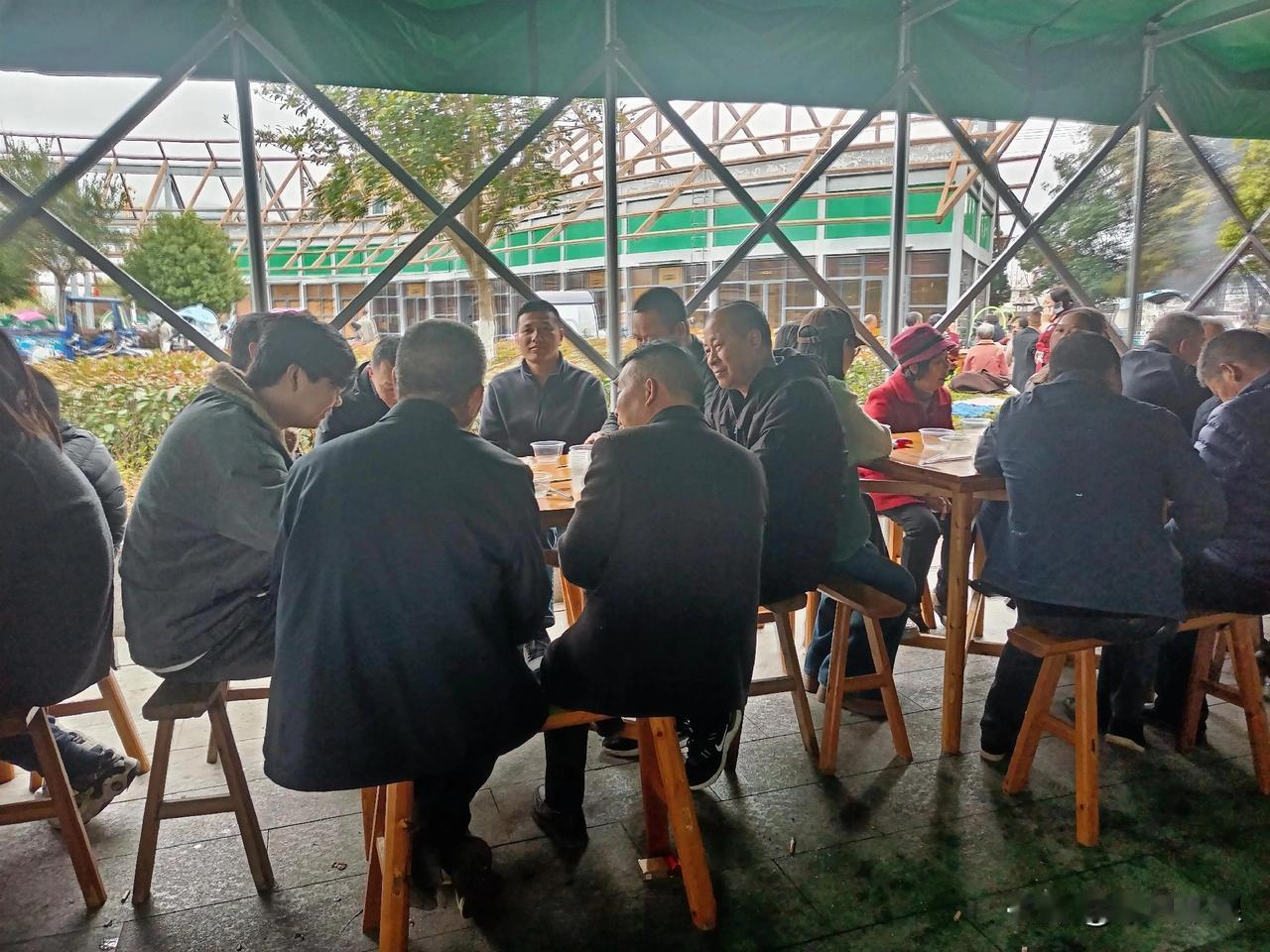 今天参加了朋友的生日聚餐，不是在酒店、餐馆，而是在家中摆下食宴。这里的菜比餐馆、