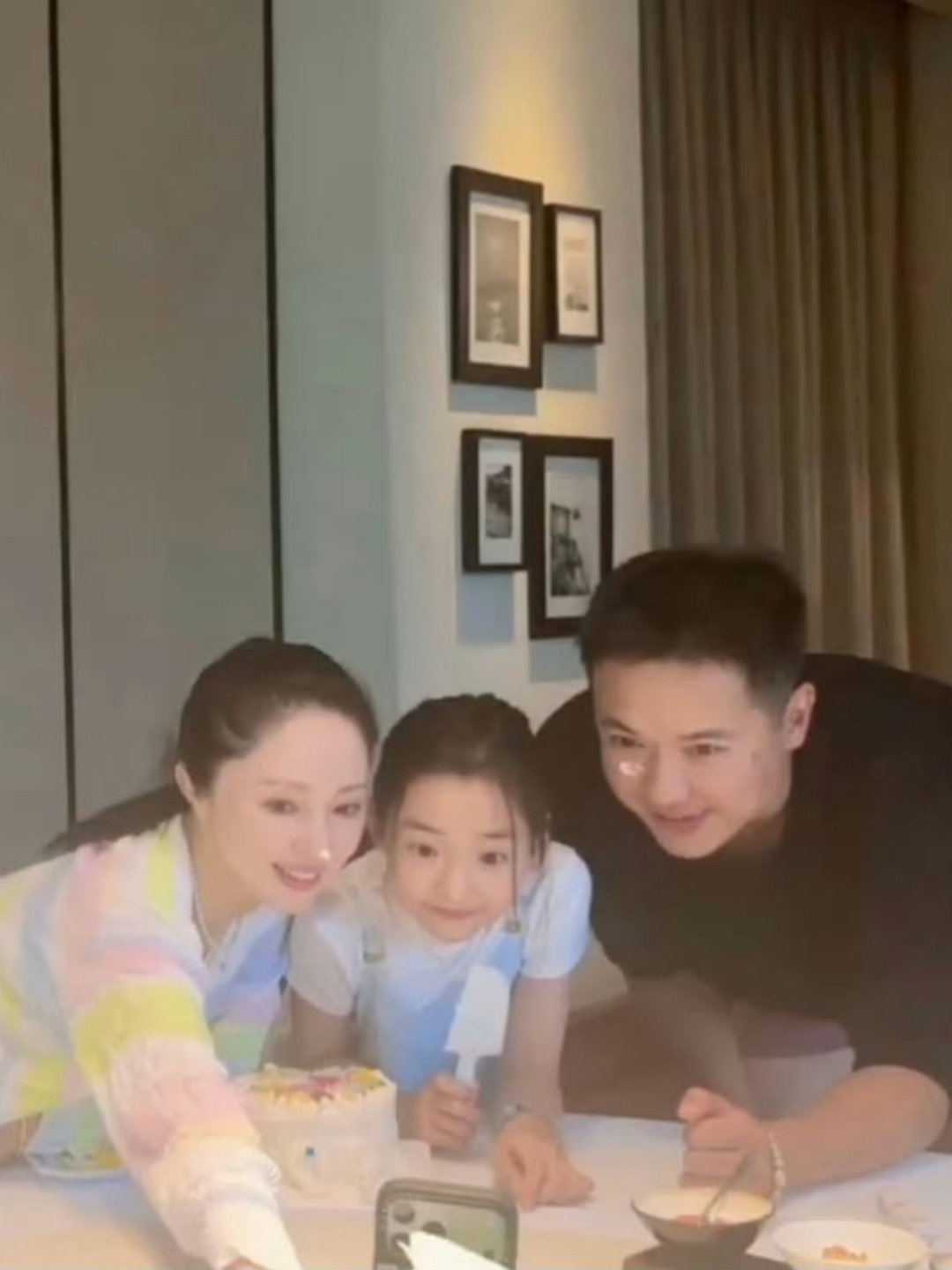 董璇与前夫为小酒窝庆生 董璇与前夫高云翔合体给女儿小酒窝过十岁生日。两人陪女儿做