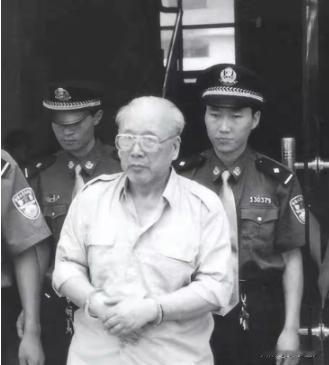 1999年，检察人员一脚踹开大门，一个古稀老头正在寡妇床上温存，只见他淡定提起裤