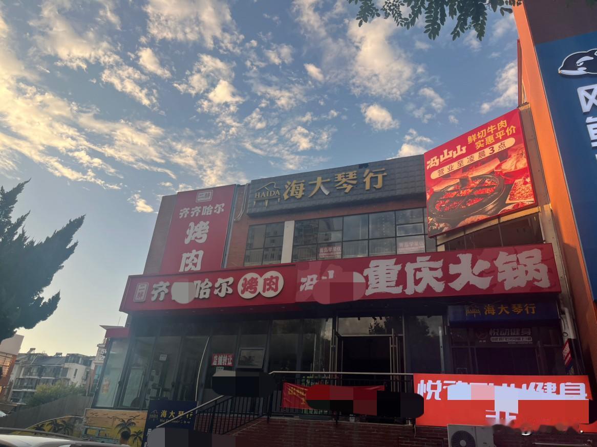 浮山后合肥路附近，四季景园的沿街商铺。

这一排商铺，七八年前，可是非常火爆的。