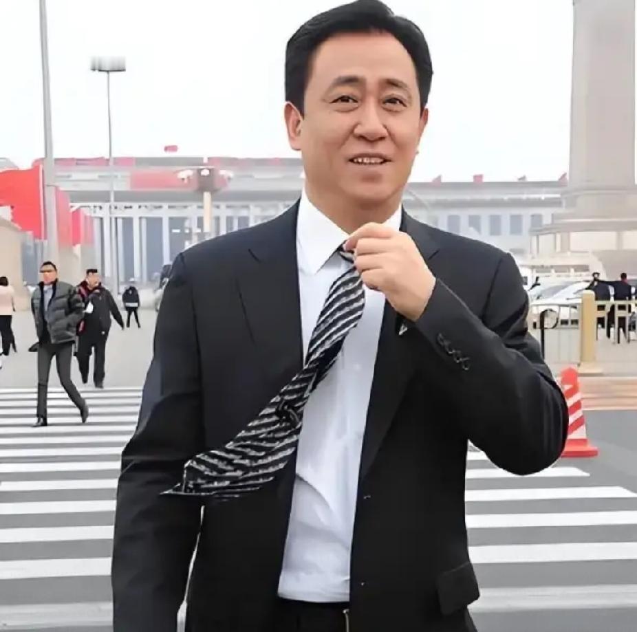 恒大许家印终于宣判，从原来的意气风发，到现在的狼狈白发，差的就是一个无期徒刑，他