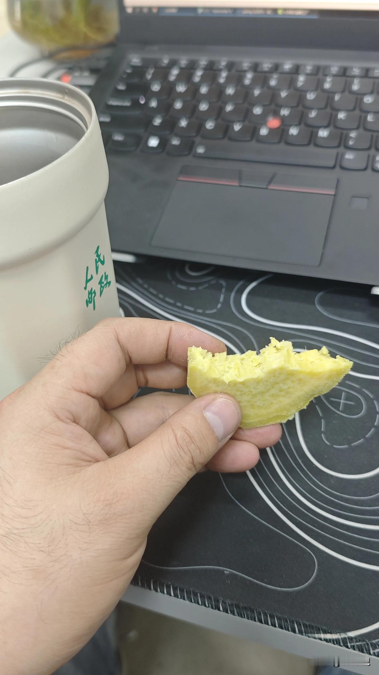 昨天提前给我们的越南女组长讲，明天来上班的时候帮我带一个红薯，当中午饭吃。第二天