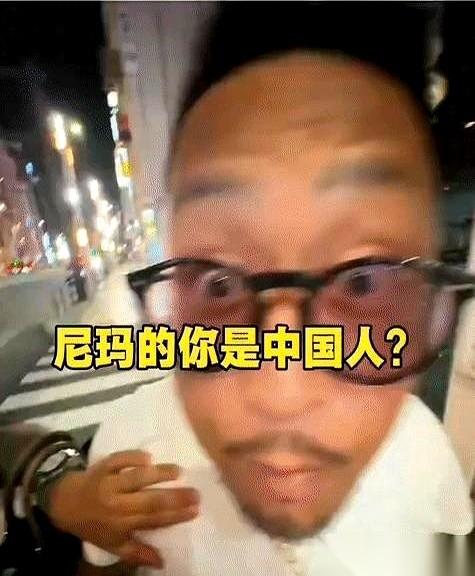 8月19日夜里的日本街头，路灯昏黄。中国街采博主“冷先生”正端着机器正常录制。没