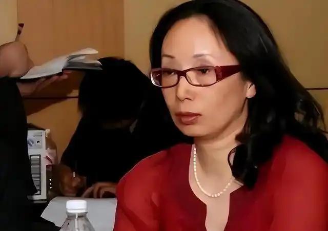 她是身价95亿的女富豪，因打开了一瓶价值9000元的红酒没喝完，就被软饭男丈夫厌