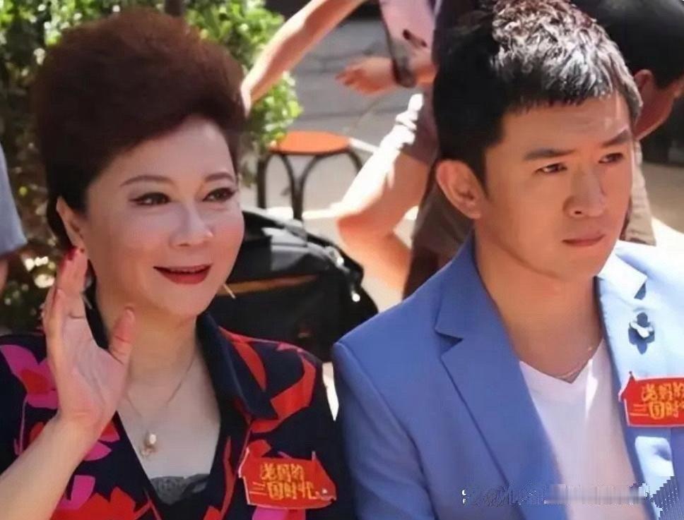 蔡明63岁仍坚持舞台表演，她的儿子竟是圈中人，难怪成为她的骄傲 