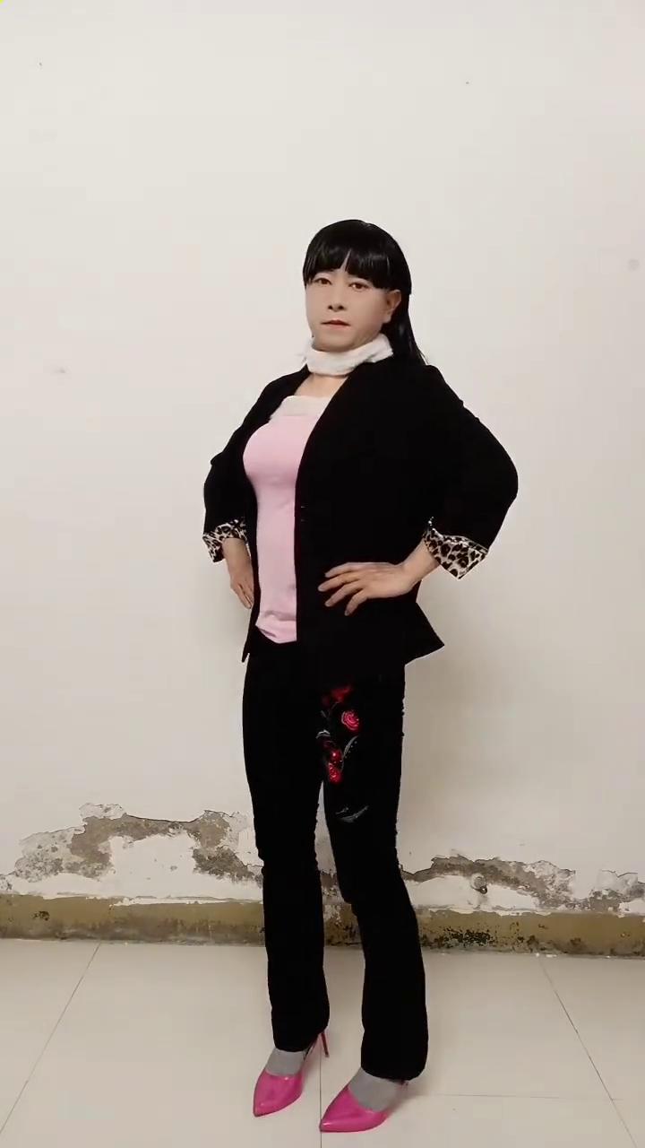 大叔女装穿搭。
看看云，对不起就完了吗？我都二十九了，我跟你开的起。