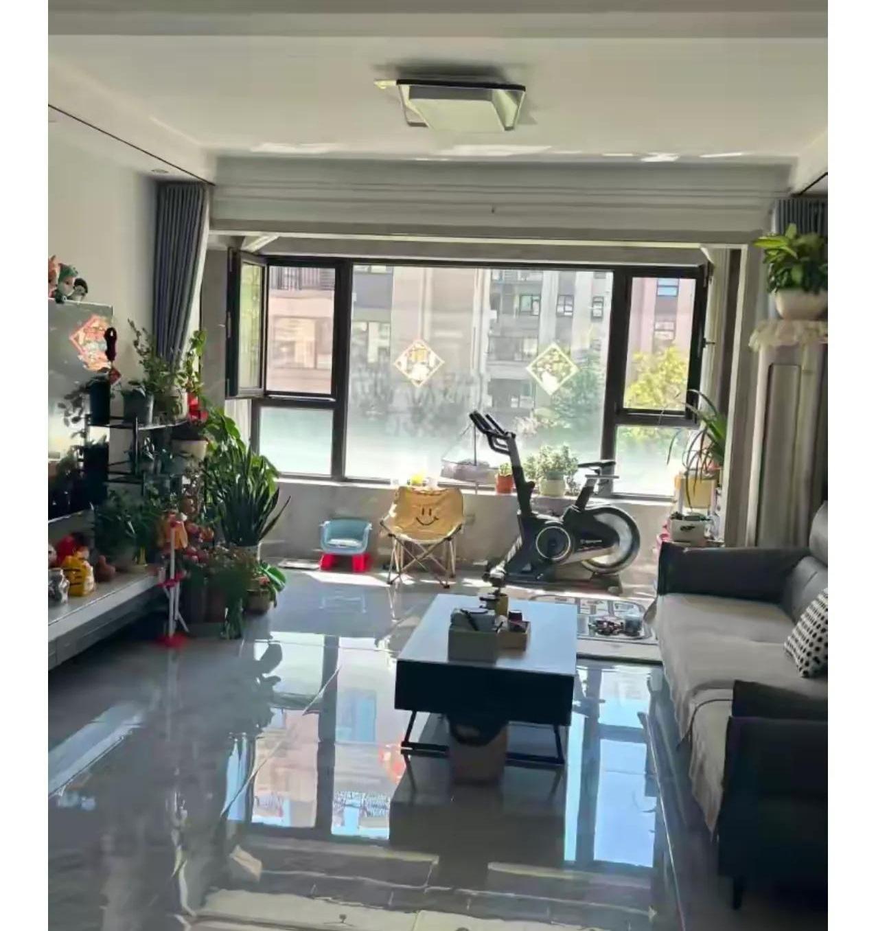 给亲孙女砸三千块办生日宴，亲妈过生日却连个红包都不发，这届年轻人到底是真忙还是心