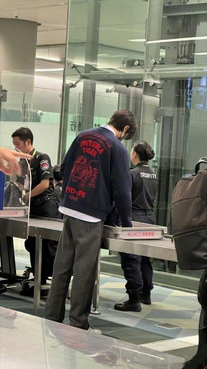 林一身材  的腿有那么长！哥的身材比例绝了[泪] 