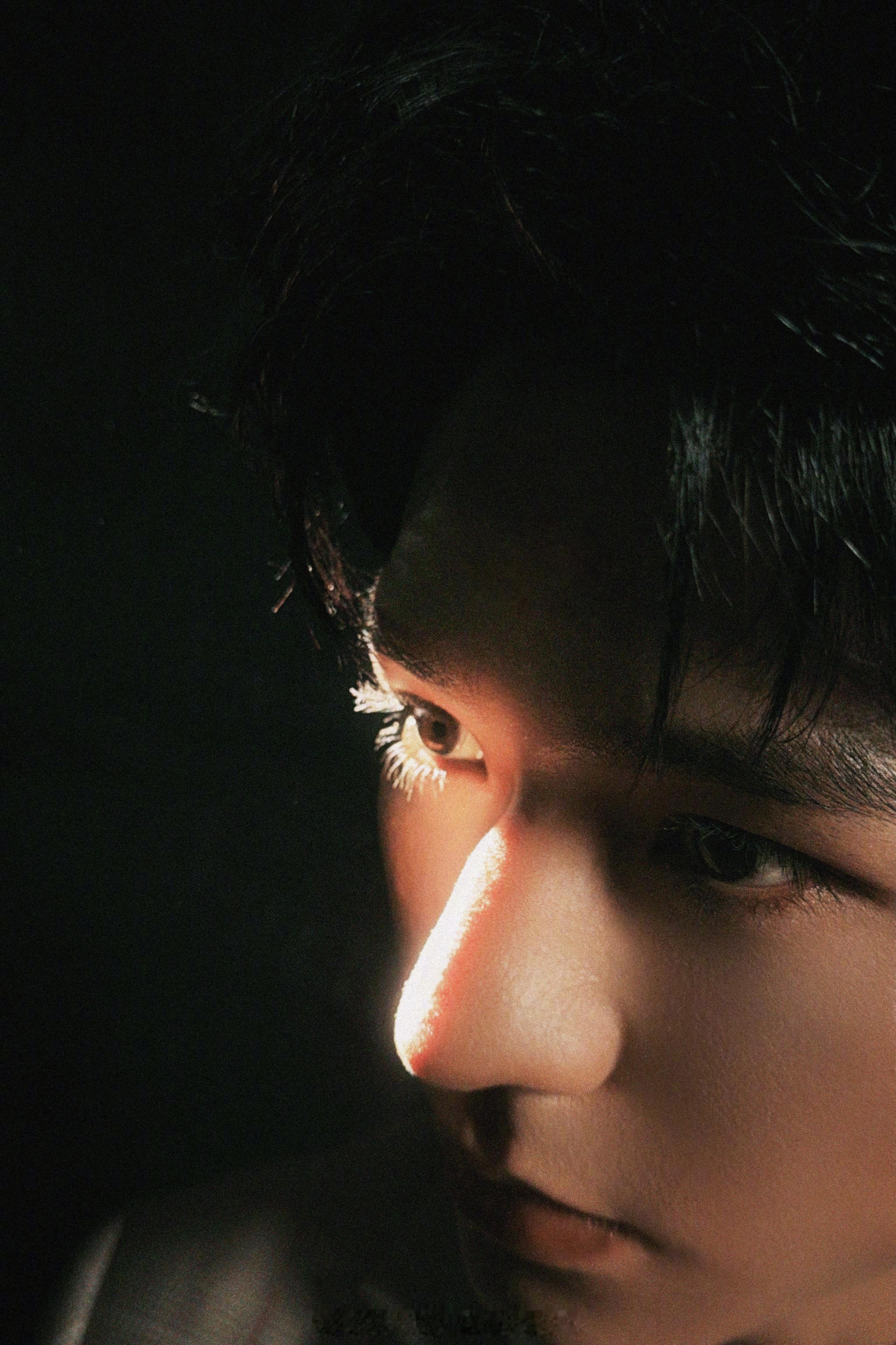 陈星旭镜头下的龚俊 这太阳花般炸开的睫毛 