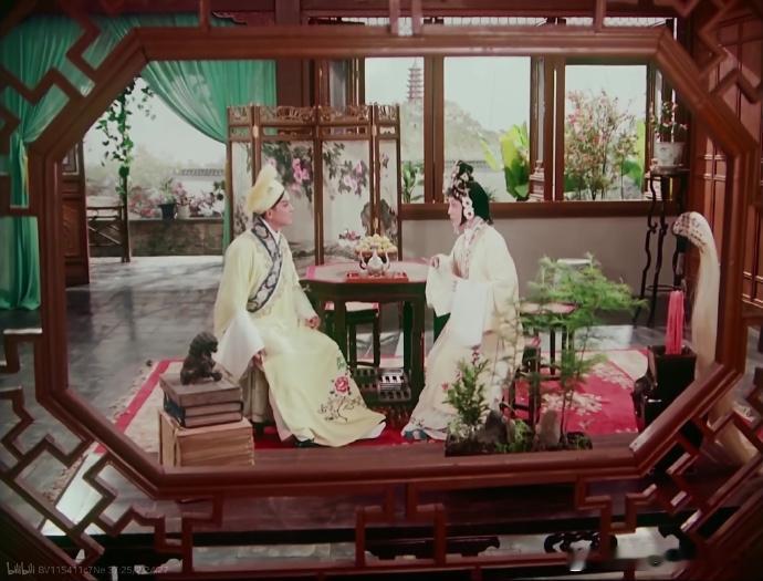 1980版京剧电影《白蛇传》白素贞和许仙家的布景，室内分割很有移步换景的感觉。 