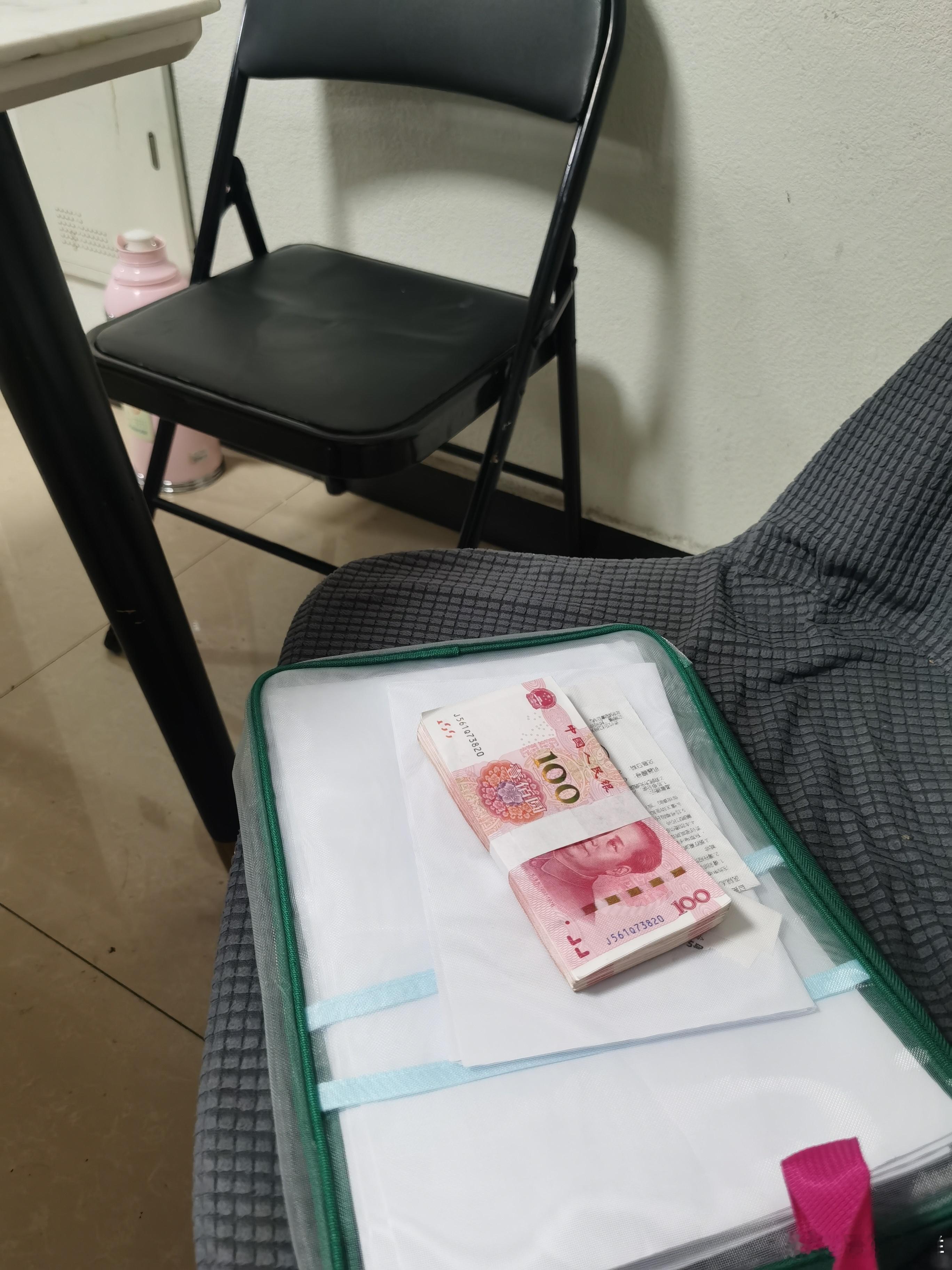 晚上舅舅来看我，临走时硬要塞给我。 ​​​
