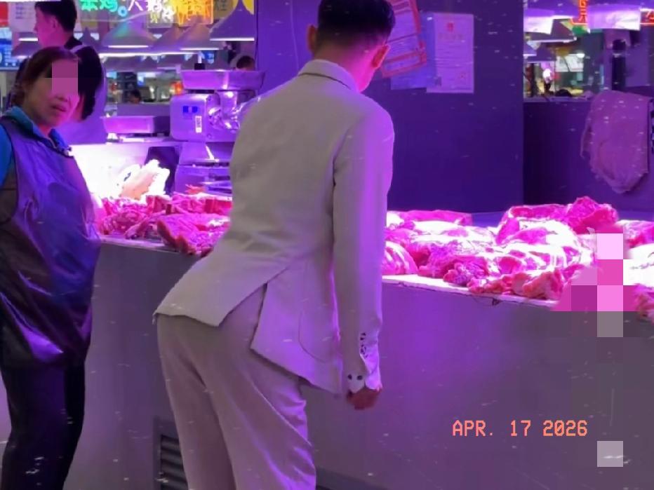 近日吉林长春，一35岁男子到市场挑鲜肉，奇特站姿把旁边大妈看得目瞪口呆！网友：这