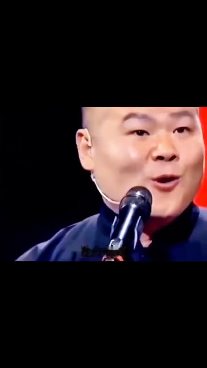 也是最狠的揭秘者。当我们撕开"小丑"的标签，才读懂他藏在调侃背后的半生光景。
1