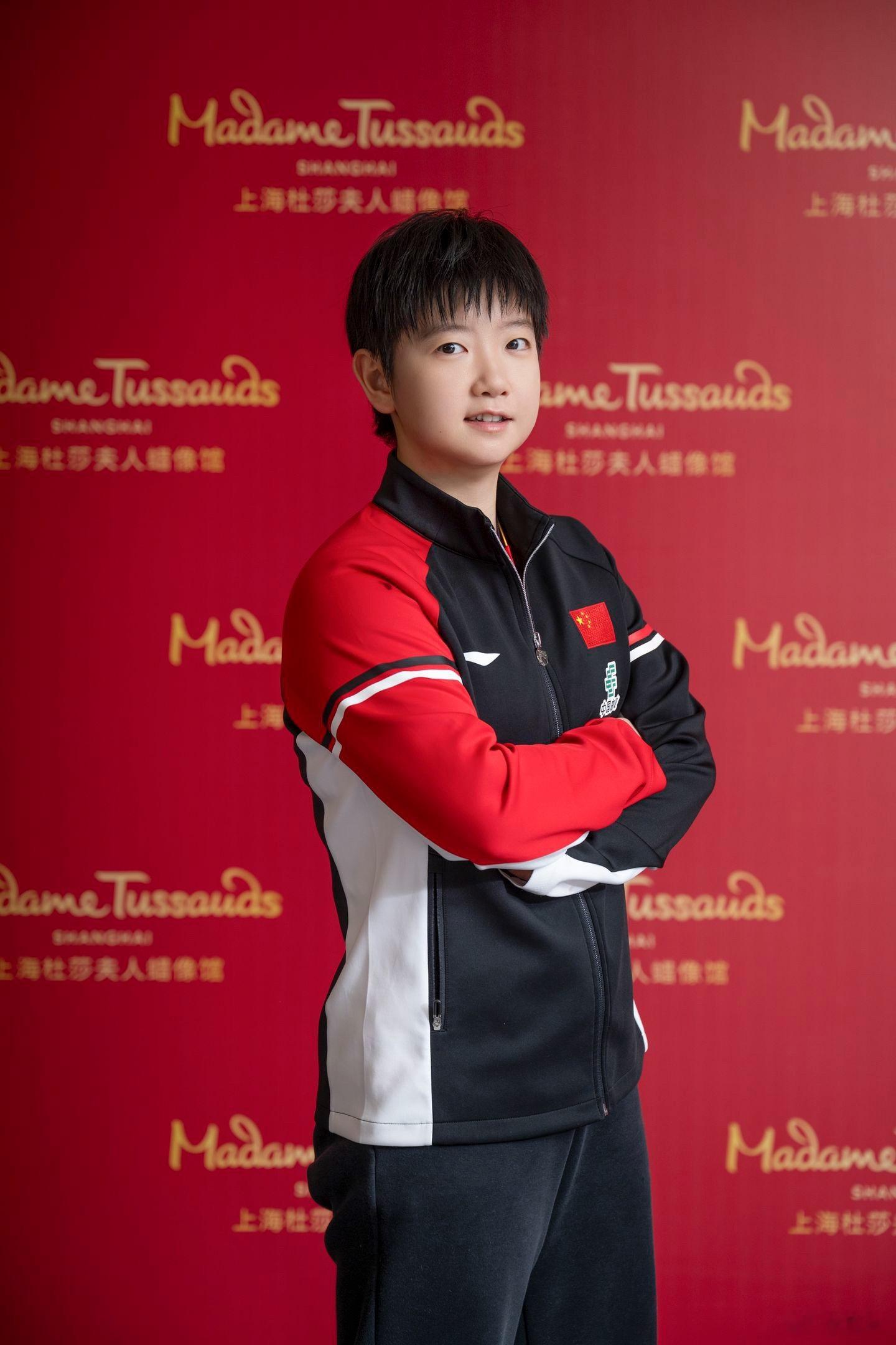 孙颖莎蜡像入驻上海杜莎 应该是现役第一人永久进驻上海杜莎。整体还原度非常高，选择