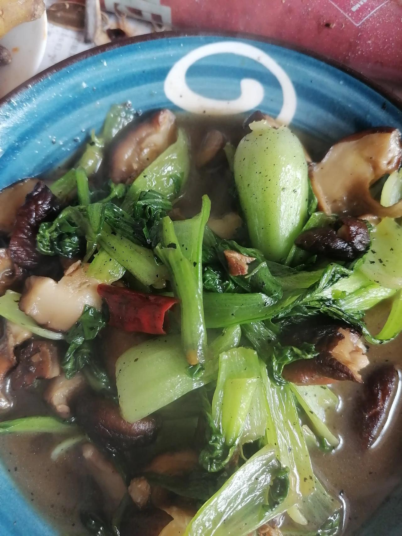 香茹油菜红豆饭
文ll珂芃•原创
今日是冬天下的第二场雪
而我已经三天未下楼
冰