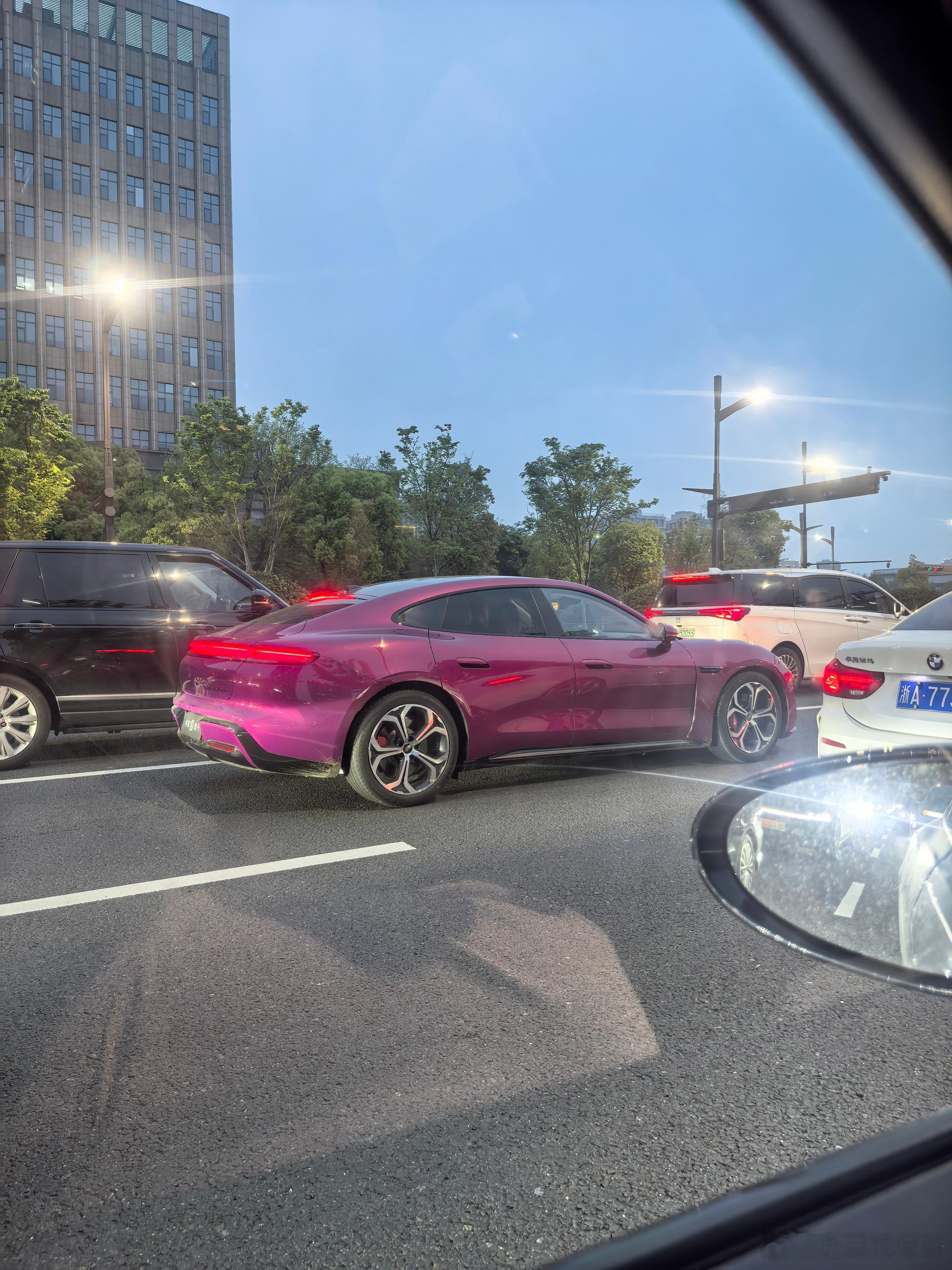 的确，对于很多女性审美这块拿捏的死死的大v聊车新能源大牛说鸿蒙智行