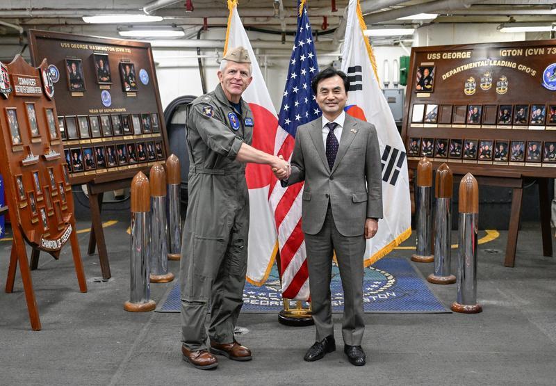 2026年1月30日，日本防卫大臣小泉进次郎与韩国国防部长安圭伯在横须贺美军基地