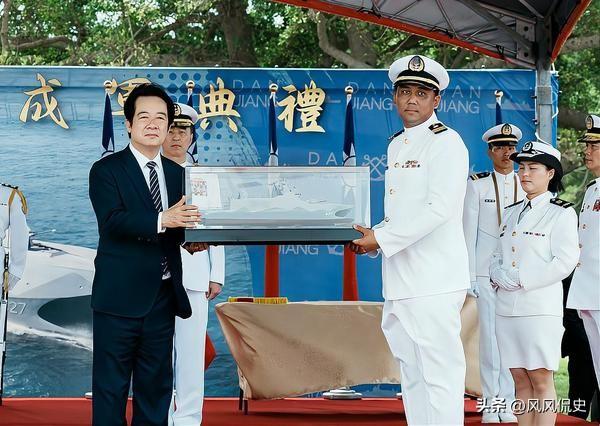7月24日，台湾地区领导人赖清德在高雄左营基地，主持沱江级导弹巡逻舰“丹江”号的