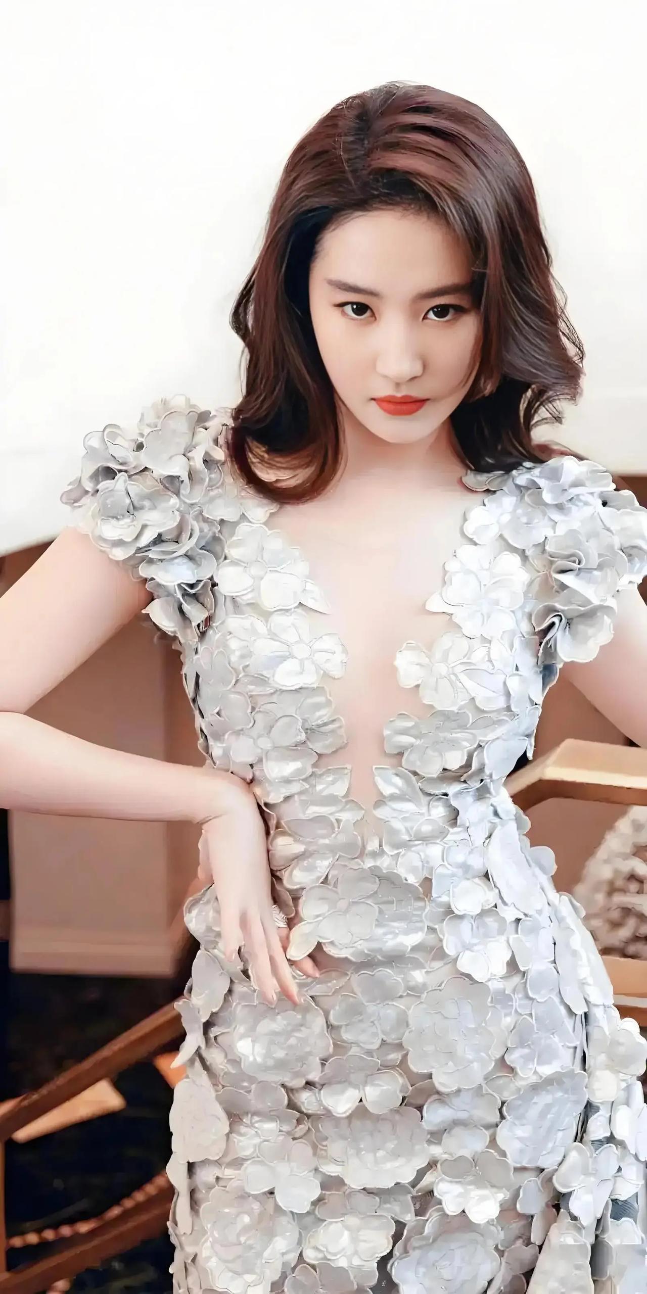 这儿闲聊一下杨幂《生万物》大爆之后突变的85花格局吧。

先说有存货的两位：
 
