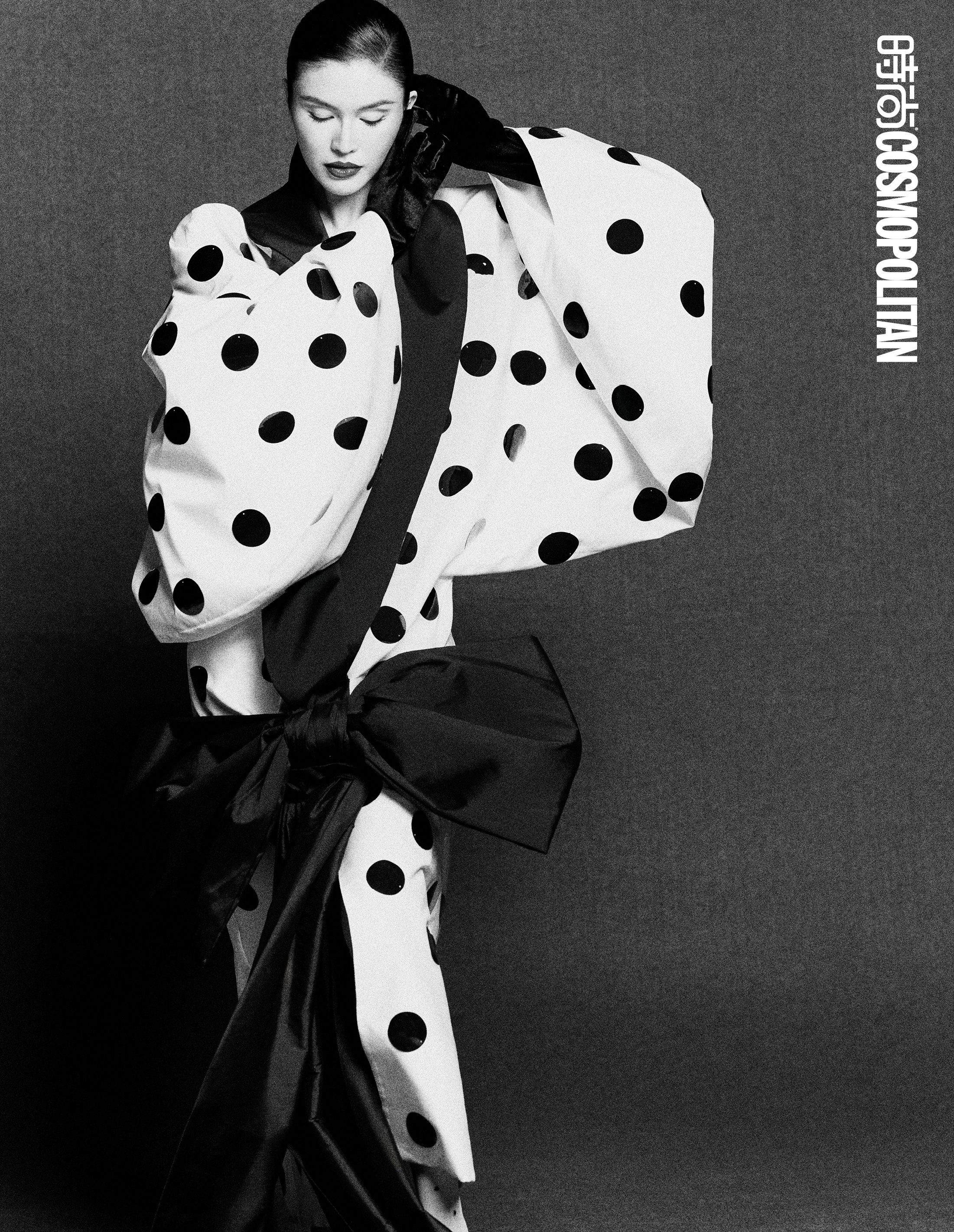 何穗COSMO开季封面何穗顶着超体量蜂窝头登封何穗解锁时尚COSMO开季封面，顶