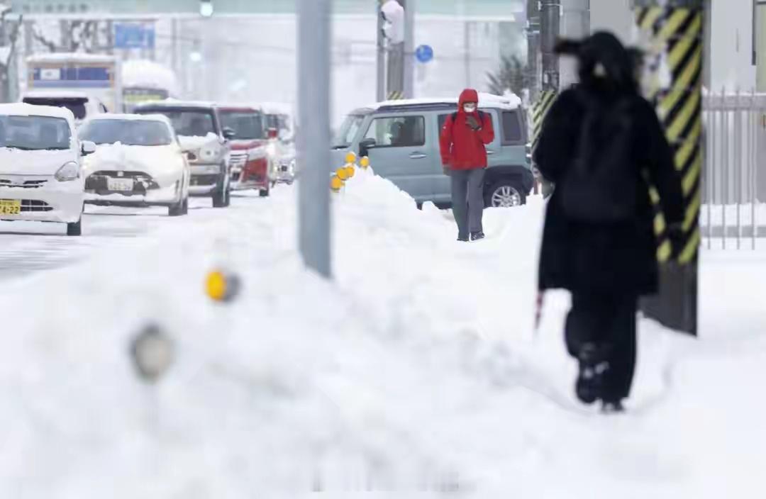 日本强降雪致38人死亡日本长期自我宣扬具备健全的暴雪应对机制，并制定了专门的《豪