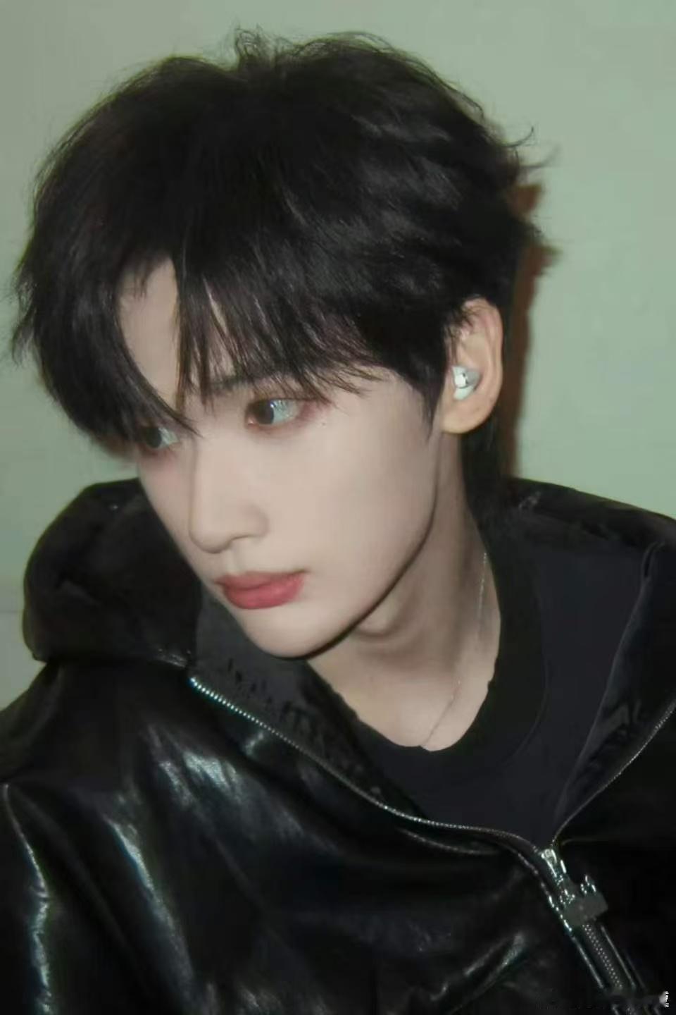 余宇涵命运从那天起就埋下伏笔余宇涵一年前就预告了今天 完全被这份宿命氛围感拿捏，