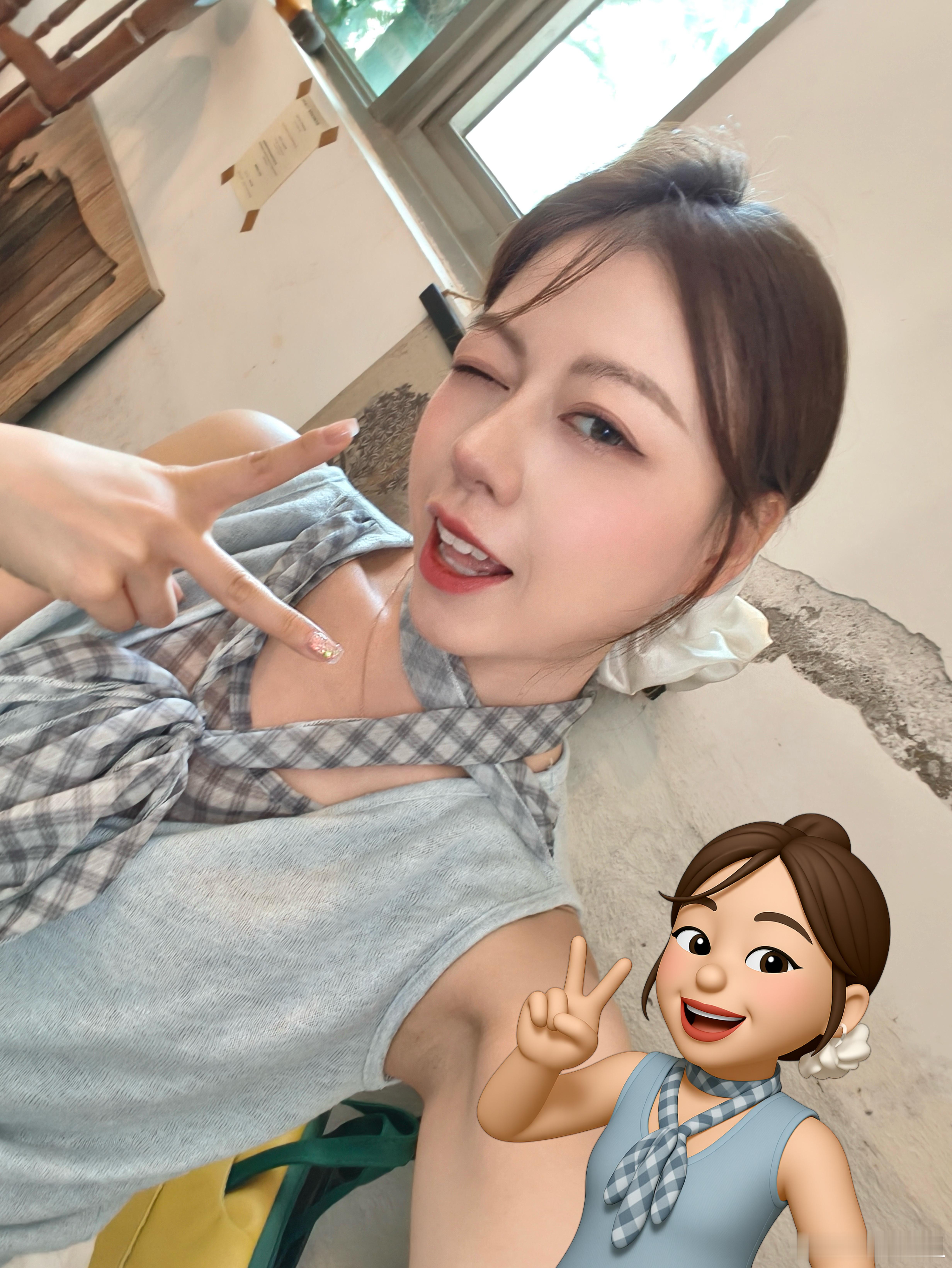 周末都充满电了吗？补了两天的觉反正我是充满了[哈哈]带上我的emoji小人给大家